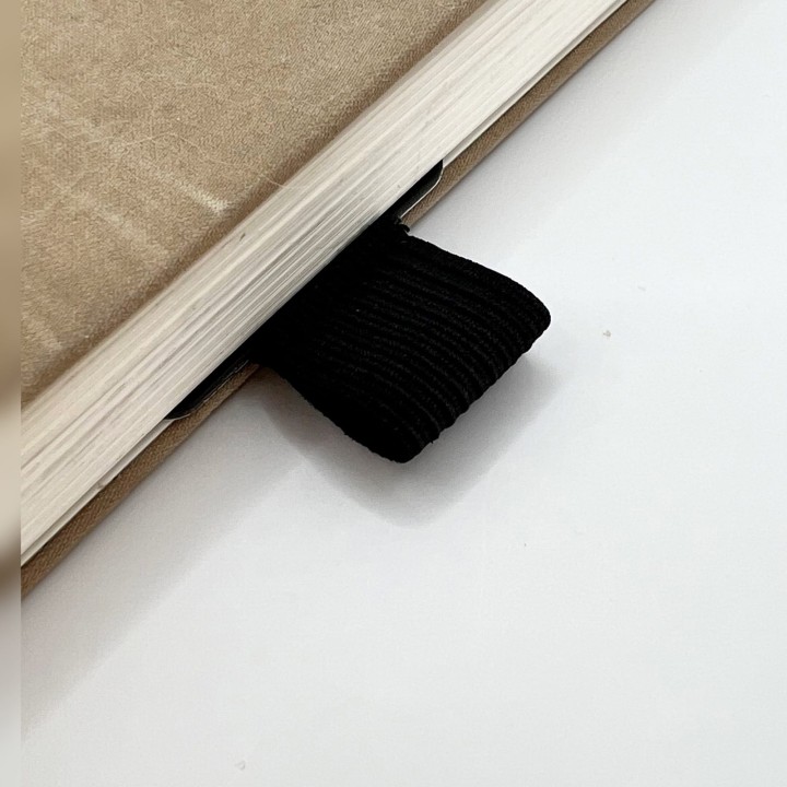 Czarny uchwyt na długopis samoprzylepny – akcesoria do journalingu