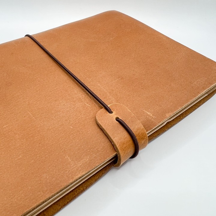Skórzany notes w systemie na gumki – travel journal do journalingu i planowania