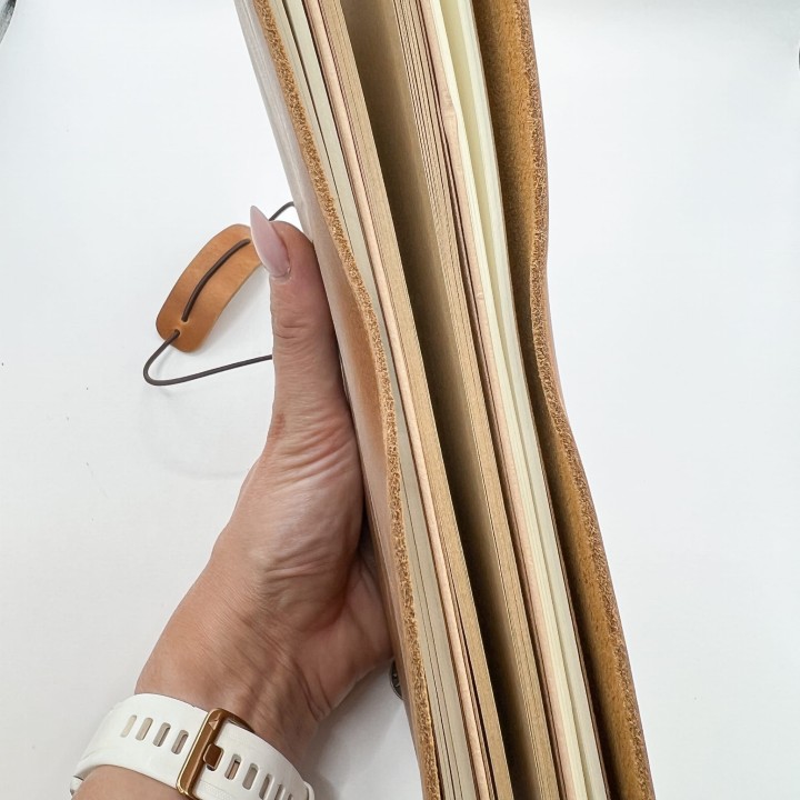 Skórzany notes w systemie na gumki – travel journal do journalingu i planowania
