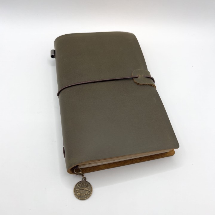 Skórzany notes w systemie na gumki – travel journal do journalingu i planowania