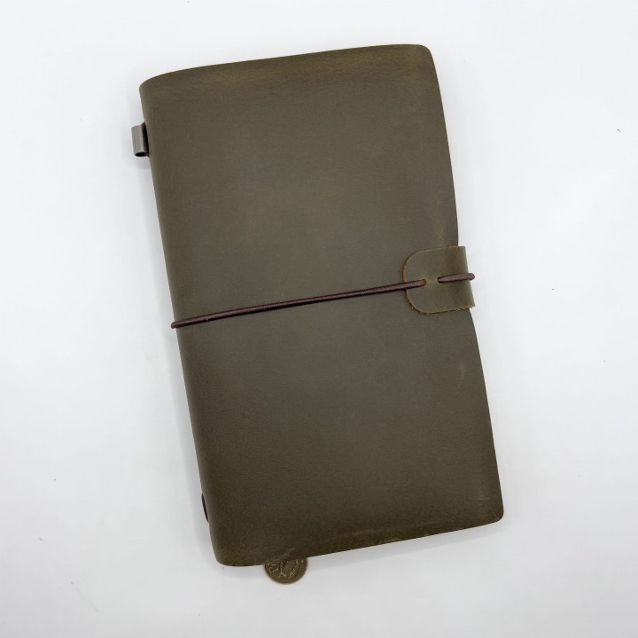 Skórzany notes w systemie na gumki – travel journal do journalingu i planowania