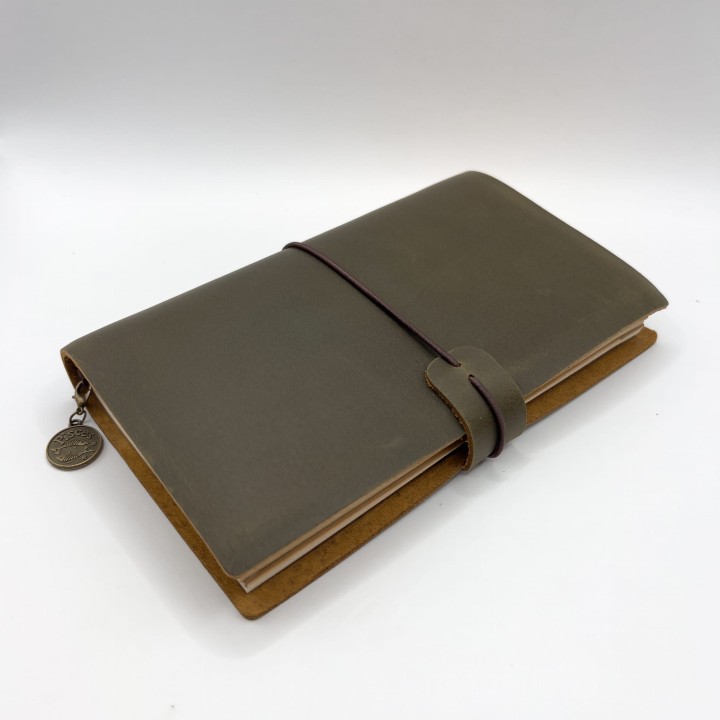 Skórzany notes w systemie na gumki – travel journal do journalingu i planowania