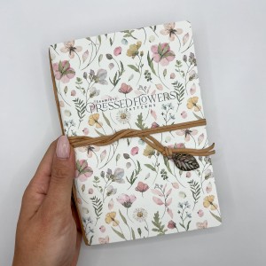 Notes w stylu retro – miękka okładka, papier o strukturze, zawieszka-listek