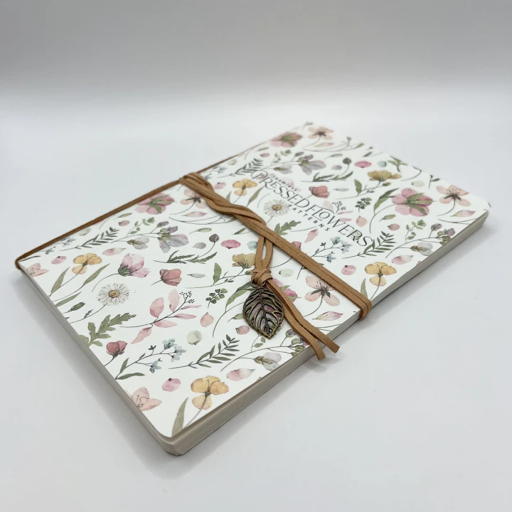 Notes w stylu retro – miękka okładka, papier o strukturze, zawieszka-listek