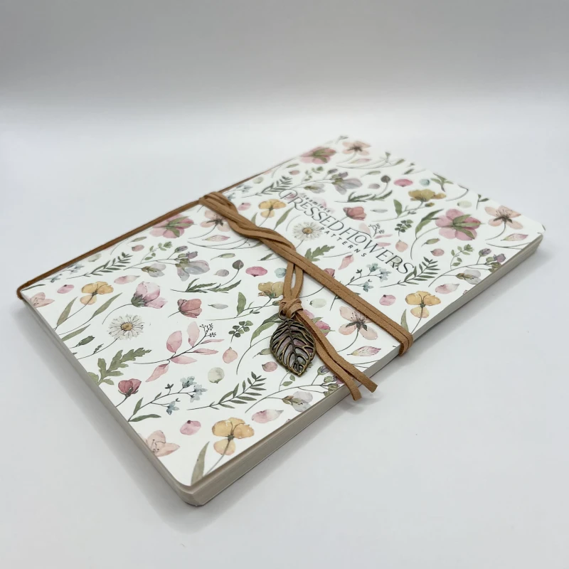 Notes w stylu retro – miękka okładka, papier o strukturze, zawieszka-listek