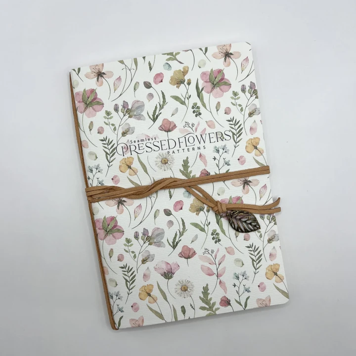 Notes w stylu retro – miękka okładka, papier o strukturze, zawieszka-listek