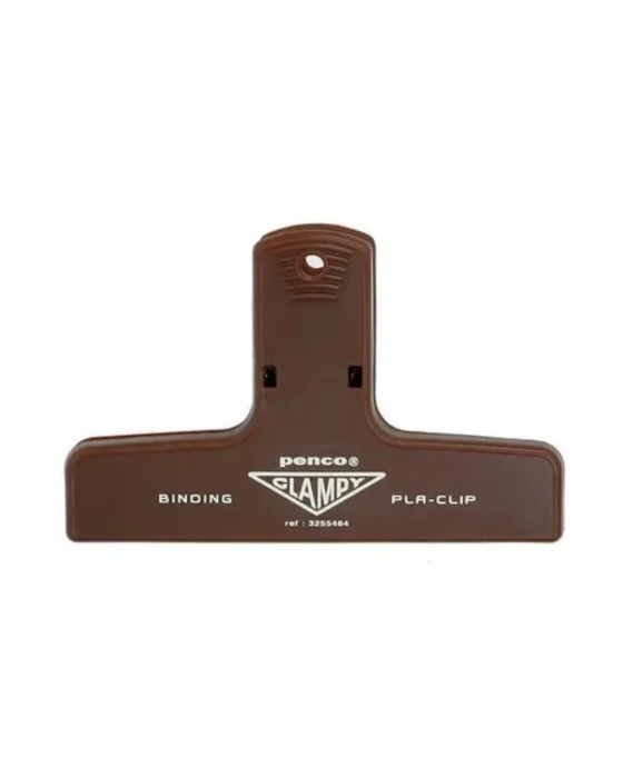 Klips PENCO Clampy Plastic Clip w kolorze brązowym, wykonany z tworzywa ABS i metalu, o wymiarach 100 × 65 × 30 mm.