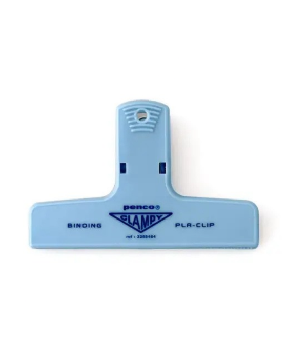 Klips PENCO Clampy Plastic Clip w kolorze jasny niebieski, wykonany z tworzywa ABS i metalu, o wymiarach 100 × 65 × 30 mm.