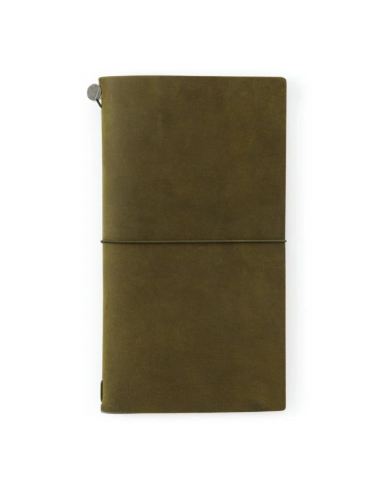 Skórzany notes TRAVELERS notebook Regular w kolorze oliwkowy, z gładkim papierowym wkładem i akcesoriami.