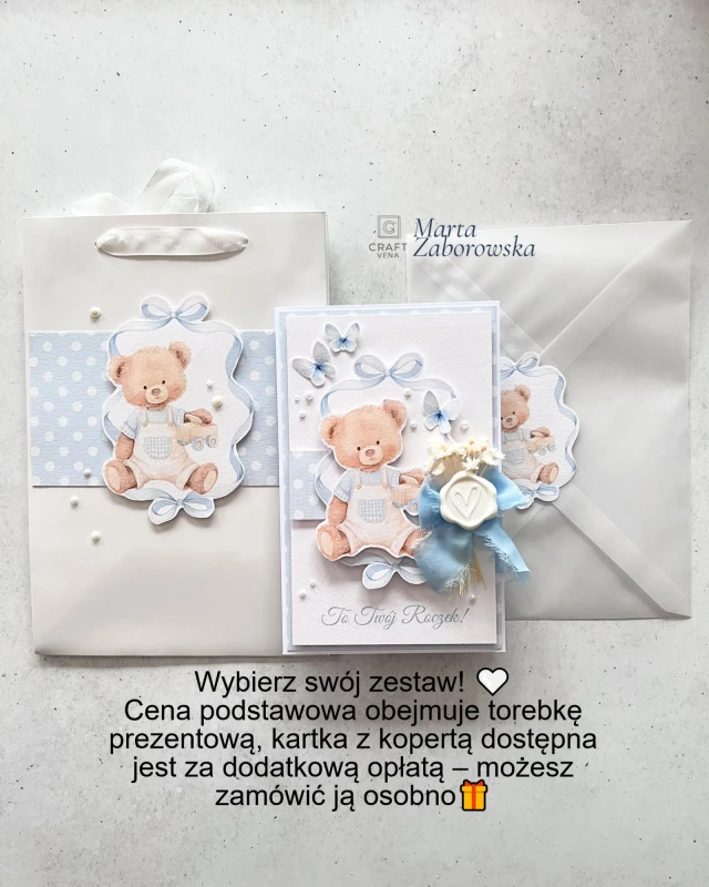 Biała torebka prezentowa na roczek dla chłopca z ręcznie przygotowaną dekoracją przedstawiającą