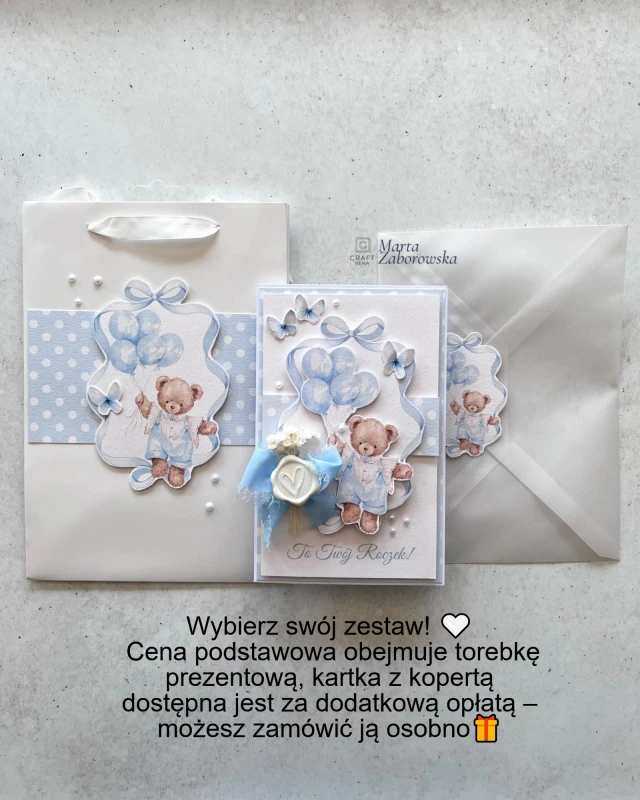 Biała torebka prezentowa na roczek dla chłopca z ręcznie przygotowaną dekoracją przedstawiającą
