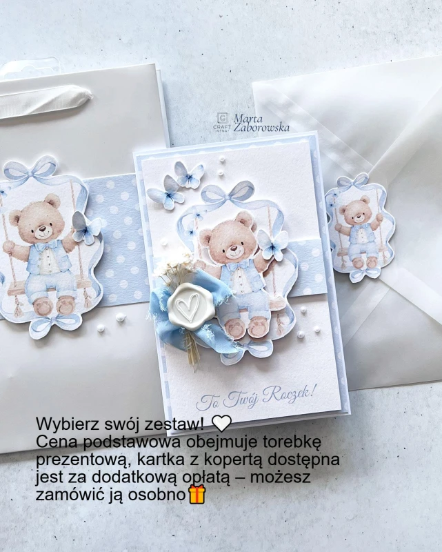 Biała torebka prezentowa na roczek dla chłopca z ręcznie przygotowaną dekoracją przedstawiającą
