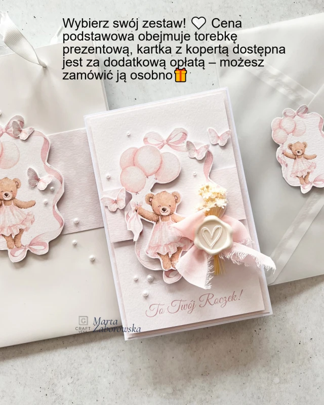 Biała torebka prezentowa na roczek dla dziewczynki z ręcznie przygotowaną dekoracją