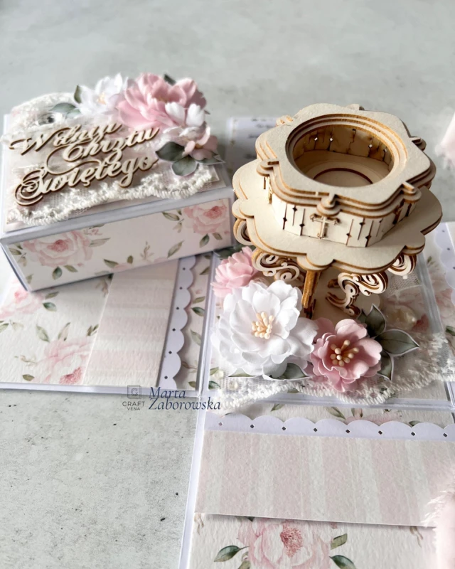 Ręcznie robiony exploding box na Chrzest Święty w pastelowym różu, ozdobiony koronką, kwiatami i różową kokardą
