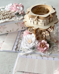 Ręcznie robiony exploding box na Chrzest Święty w pastelowym różu, ozdobiony koronką, kwiatami i różową kokardą