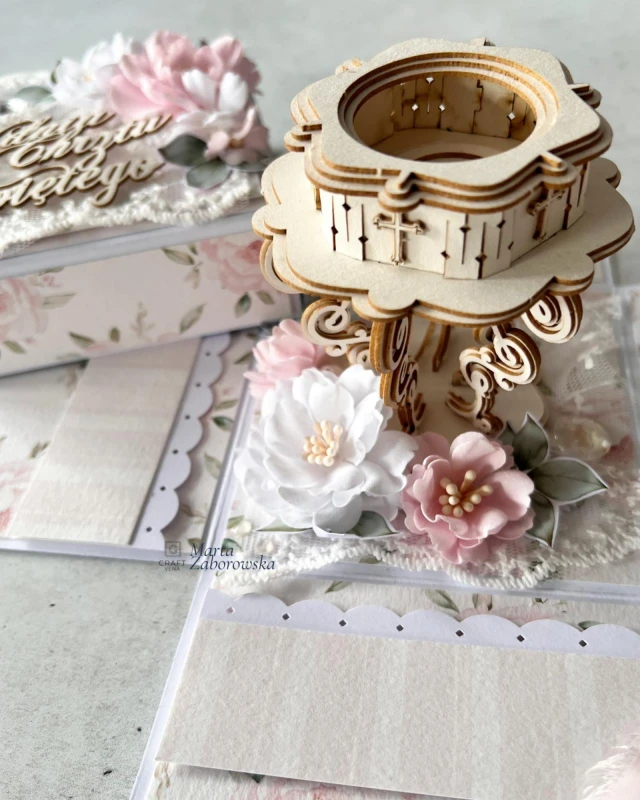 Ręcznie robiony exploding box na Chrzest Święty w pastelowym różu, ozdobiony koronką, kwiatami i różową kokardą