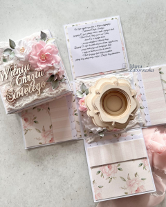 Ręcznie robiony exploding box na Chrzest Święty w pastelowym różu, ozdobiony koronką, kwiatami i różową kokardą