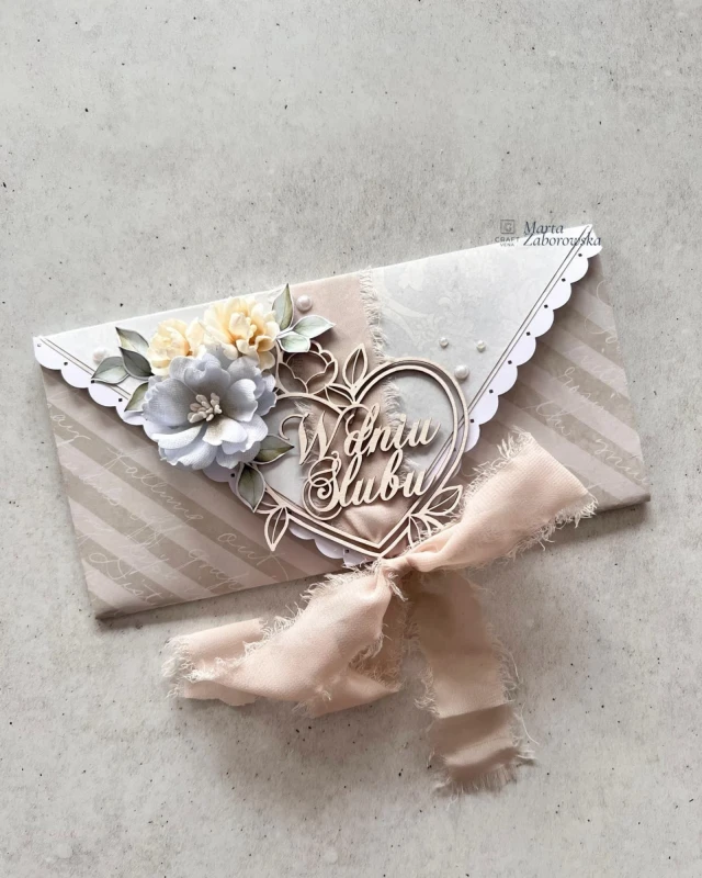 Ręcznie robiona kartka ślubna kopertówka z kwiatami i miejscem na pieniądze. Autorski projekt Craftvena, wyjątkowa pamiątka ślubu.