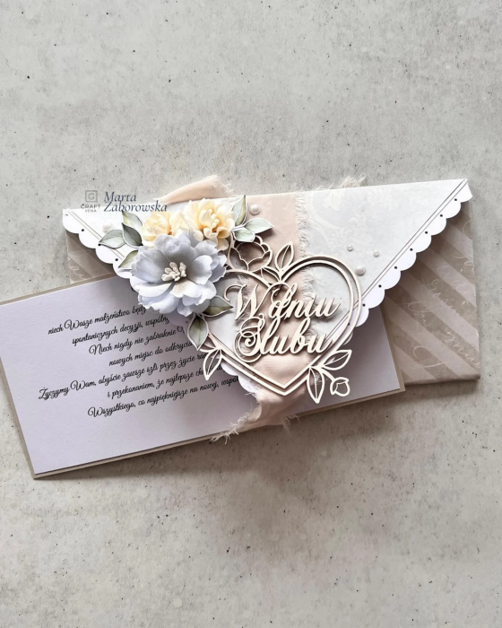 Ręcznie robiona kartka ślubna kopertówka z kwiatami i miejscem na pieniądze. Autorski projekt Craftvena, wyjątkowa pamiątka ślubu.