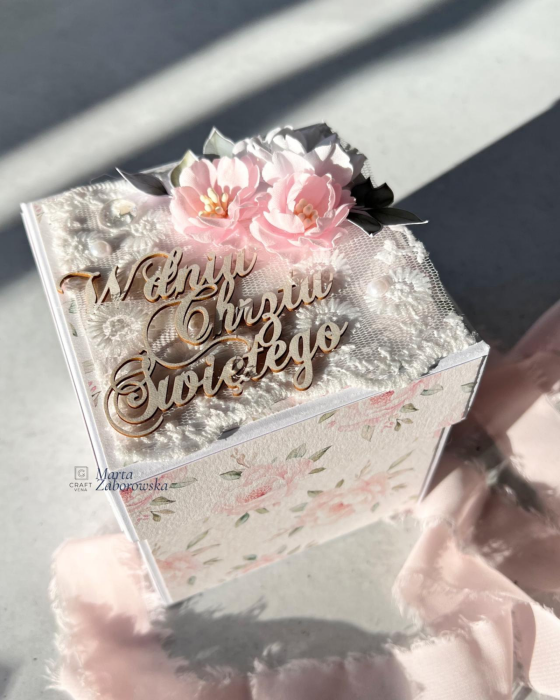 Ręcznie robiony exploding box na Chrzest Święty w pastelowym różu, ozdobiony koronką, kwiatami i różową kokardą