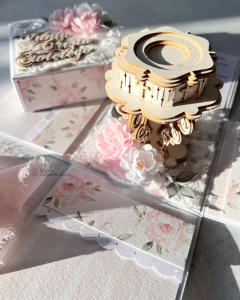 Ręcznie robiony exploding box na Chrzest Święty w pastelowym różu, ozdobiony koronką, kwiatami i różową kokardą