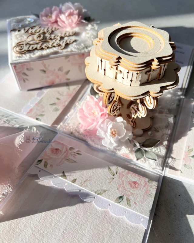 Ręcznie robiony exploding box na Chrzest Święty w pastelowym różu, ozdobiony koronką, kwiatami i różową kokardą