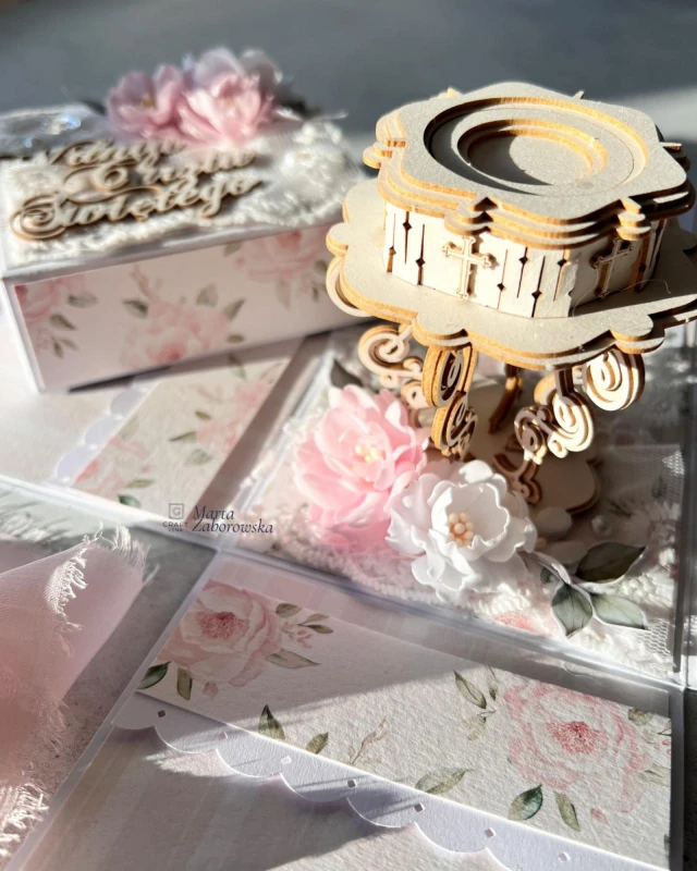 Ręcznie robiony exploding box na Chrzest Święty w pastelowym różu, ozdobiony koronką, kwiatami i różową kokardą