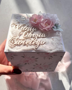 Ręcznie robiony exploding box na Chrzest Święty w pastelowym różu, ozdobiony koronką, kwiatami i różową kokardą