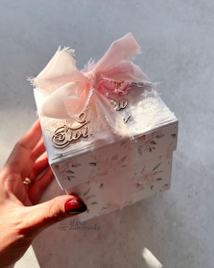 Ręcznie robiony exploding box na Chrzest Święty w pastelowym różu, ozdobiony koronką, kwiatami i różową kokardą